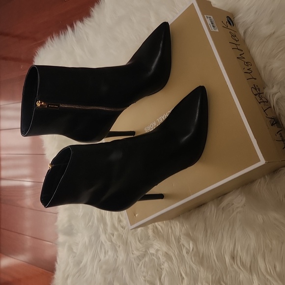 Michael Kors Leona Black Leather Bootie US size 8M used in great condition - Picture 4 of 17